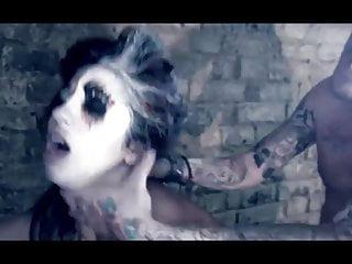 Schlanke Satin Bloom im kerker gefesselt und gefickt