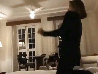 Die versauten Mütter und ihre süssen Männer aus Kanada - kanadische Männer beim Sex zu dritt