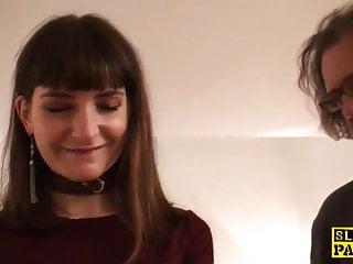 Echte britische Sklavin nimmt eine Ladung Sperma in den Mund