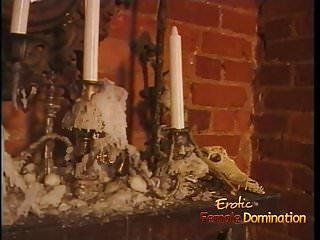 Geile Brünette fickt sich mit sexspielzeugen