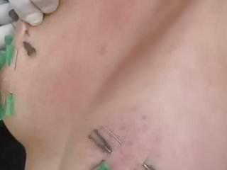 Sie wird im tunnel gefesselt und ausgepeitscht