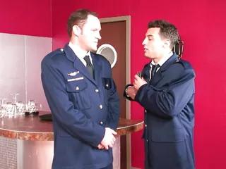 Die junge Stewardess beim ersten Sex mit dem Polizisten - deutscher Flugbegleiterinnen