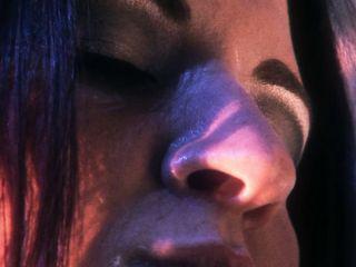 Brünette mit silikontitten reitet auf dem Schwanz ihres Lovers